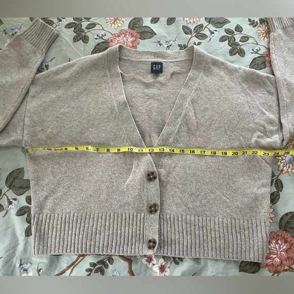 GAP Soft Oatmeal VNeck ButtonUp Cardigan Size Large - Picture 6 of 6